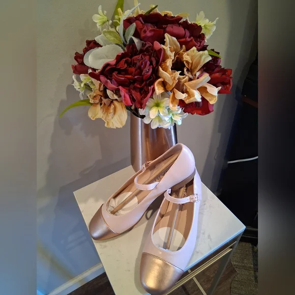 Tahari Loft Cap Toe Flats, Blush Pink and Gold. Size 7 - Picture 1 of 7